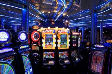 p200m login live-dealer studio with Crash multiplier display